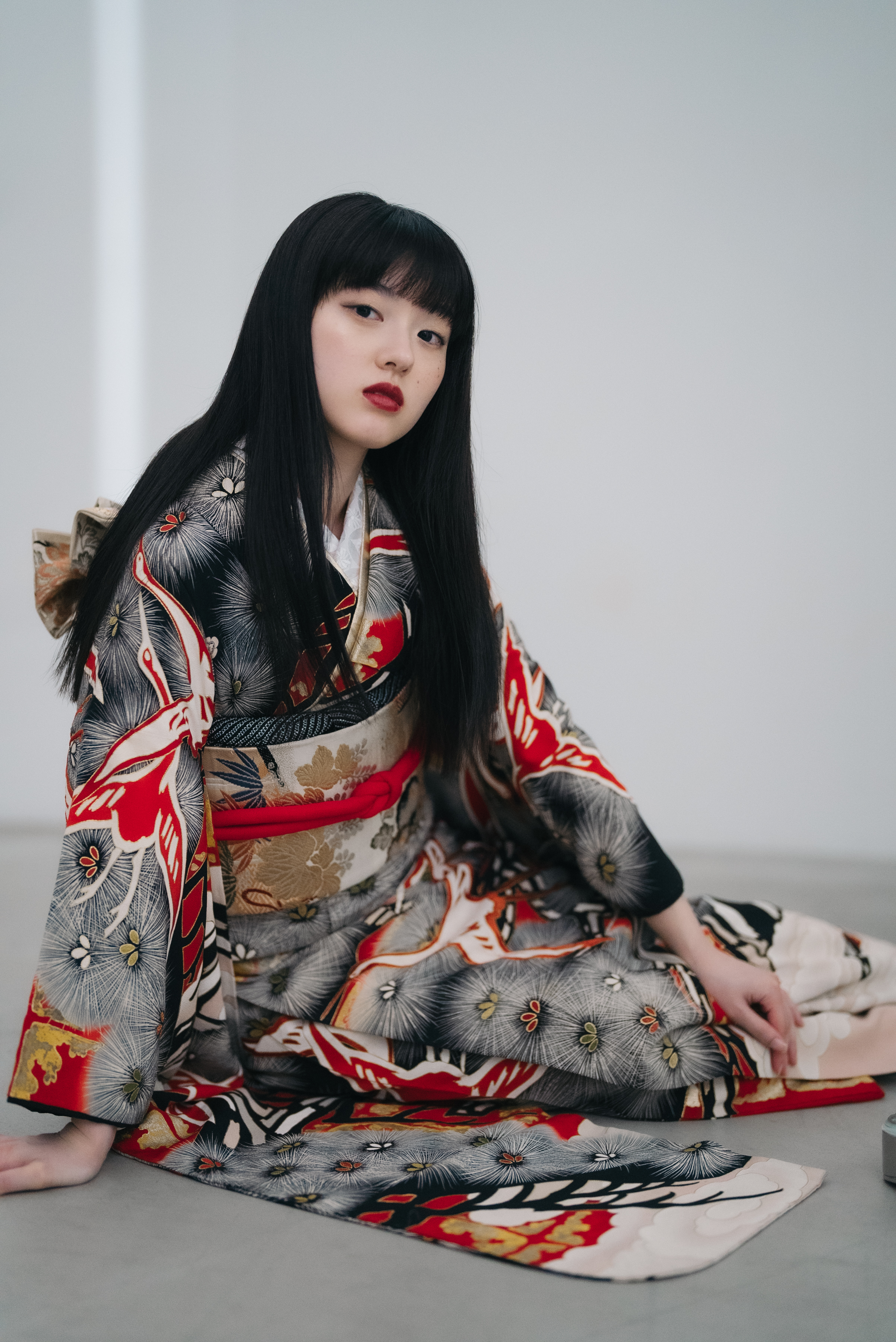 ♥早い者勝ち！♥極美品高級紅型染め振袖セット♥よろずや渾身コーデセット 粋古典 黒地/赤 ツバキ柄 大人っぽい着こなし かっこいい振袖